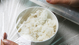 為什么有些保鮮膜包產(chǎn)品后感覺有霧氣？